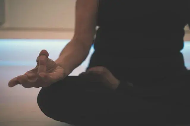 Mujer haciendo Yoga y Mindfulness